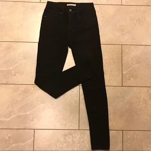 Black Levi’s 721 high waisted jeans